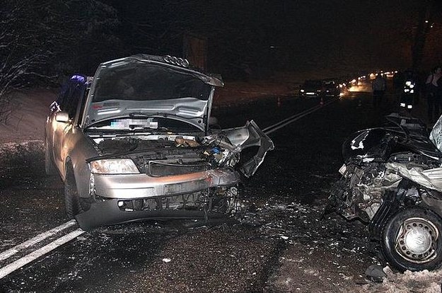 Brak rozwagi przyczyną niebezpiecznego wypadku Czołowe zderzenie nissana z audi /KWP Kraków