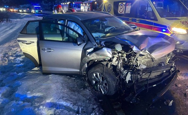 ​Czołowe zderzenie osobówek. Troje dzieci trafiło do szpitala