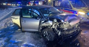 ​Czołowe zderzenie osobówek. Troje dzieci trafiło do szpitala