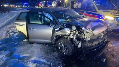 ​Czołowe zderzenie osobówek. Troje dzieci trafiło do szpitala