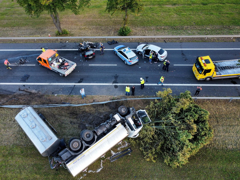 Czołowe zderzenie samochodu osobowego z ciężarówką na wysokości Świebodzina /	PAP/Lech Muszyński /PAP