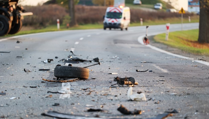 Czołowe zderzenie w Klusach. Ranna kobieta w ciąży