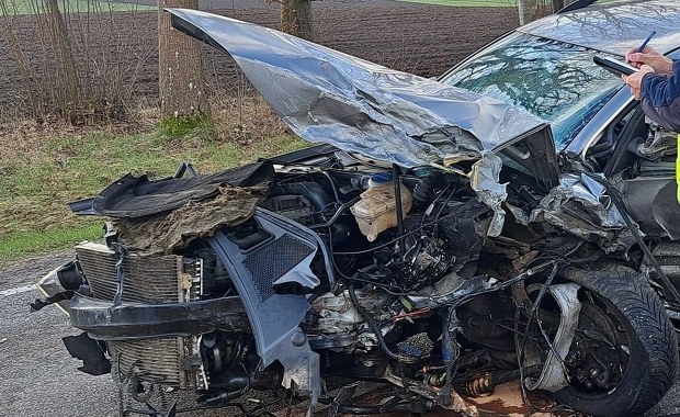 Czołowe zderzenie w Pomorskiem. Nie żyje jedna osoba, dwie są ranne