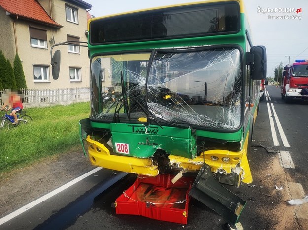 Czołowe zderzenie z miejskim autobusem w Wieszowie pod Tarnowskimi Górami /Policja