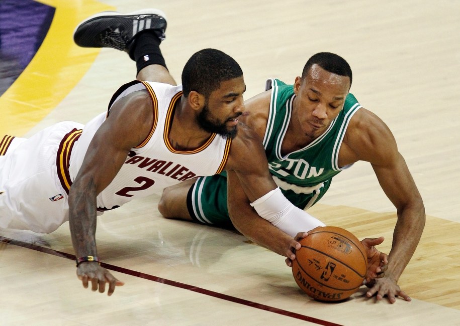 Czołowy koszykarz Cleveland Cavaliers Kyrie Irving ma złamaną rzepkę /DAVID MAXWELL /PAP/EPA