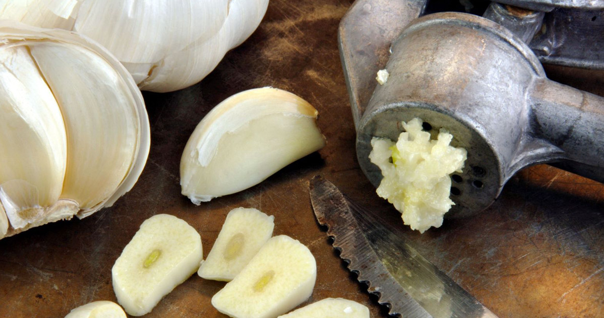 Czosnek jest znakomitym środkiem, który w naturalny sposób walczy z nadmiarem szkodliwego cholesterolu, przez co, uznaje się, że jego stosowanie zapobiega pojawieniu się miażdżycy /123RF/PICSEL