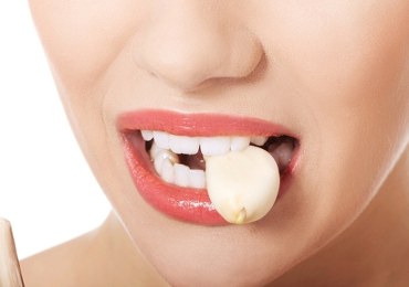 Czosnek na trądzik? Dermatolog komentuje nowy trend z TikToka