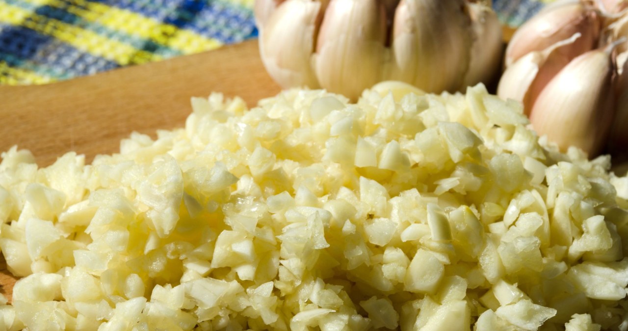 Czosnek pomaga utrzymać prawidłowy poziom cukru we krwi /fantasyua /123RF/PICSEL