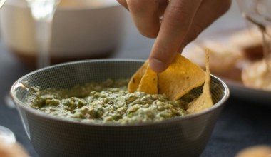 Czosnkowy dip będzie hitem na sylwestrowej imprezie. Wszyscy będą prosić o przepis