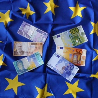 Czterech na dziesięciu Polaków (42 proc.) jest zdania, że Polska powinna przyjąć euro po 2012 roku. /AFP