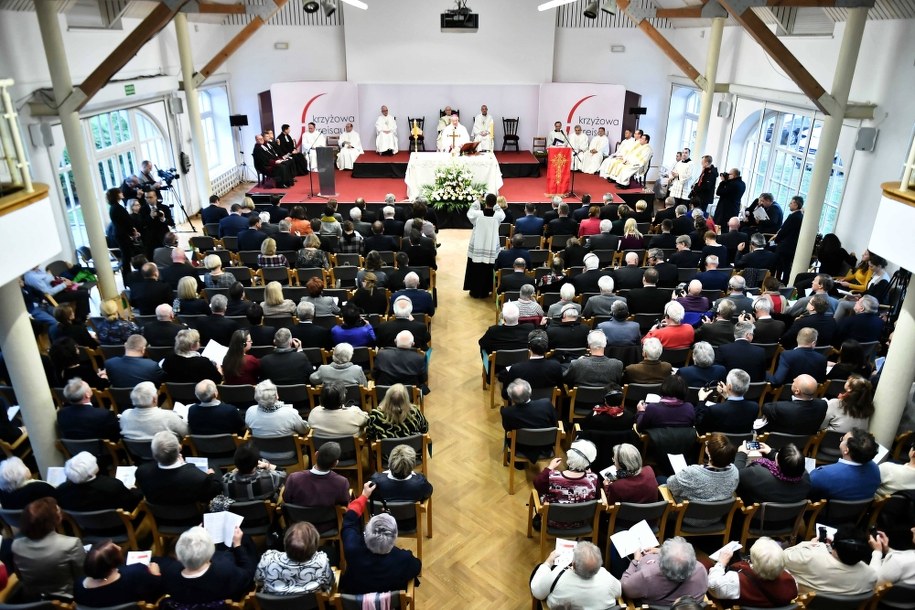 Czterech na dziesięciu Polaków regularnie bierze udział w niedzielnych mszach - wynika z kościelnych danych / 	Maciej Kulczyński    /PAP