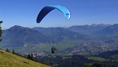 Czterech paralotniarzy i pasażer tandemu utknęli na drzewach. W tym samym czasie