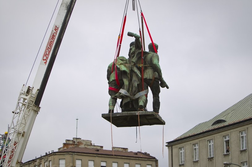 "Czterech śpiących", czyli tak zwany Pomnik Braterstwa Broni, został przeniesiony w 2011 roku /Andrzej Stawiński /Reporter