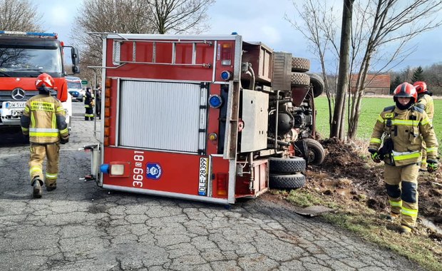 Czterech strażaków w szpitalu. Jechali do pożaru naczepy auta na autostradzie A4