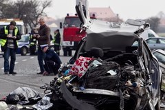 Czterech zabitych po zderzeniu trzech samochodów