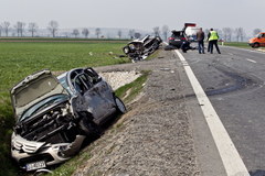Czterech zabitych po zderzeniu trzech samochodów