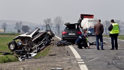 Czterech zabitych po zderzeniu trzech samochodów