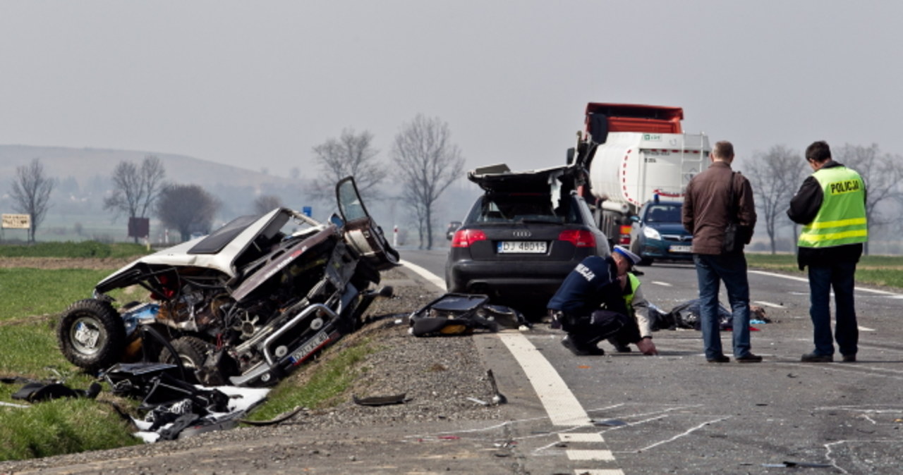 Czterech zabitych po zderzeniu trzech samochodów