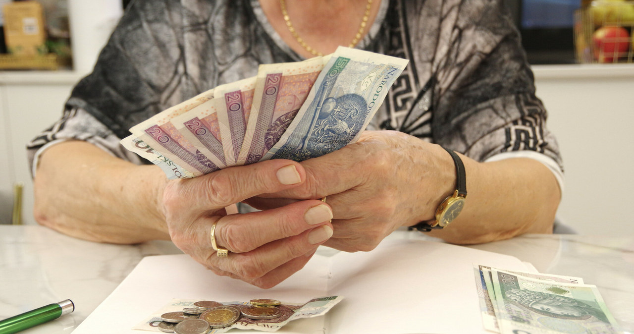Czternasta emerytura trafiła do 9 mln uprawnionych. Jej łączny koszt to prawie 21 mld zł /Marek Bazak; Zofia Bazak /East News