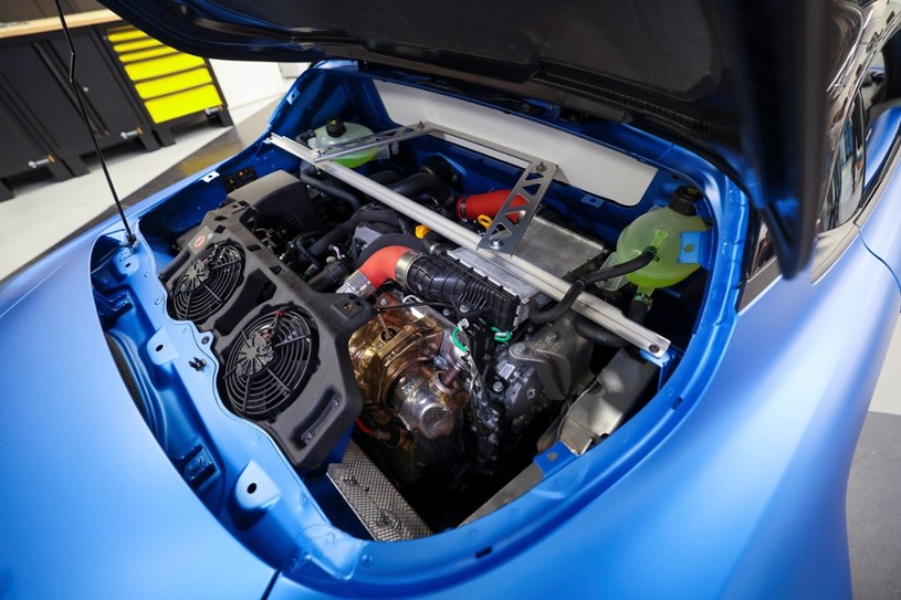 Czterocylindrowy silnik turbo o pojemności 1,8 litra zapewnia Alpine A110 moc 300 KM. /Alpine /materiały prasowe