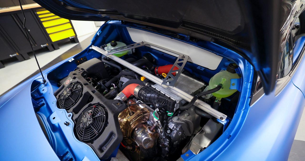 Czterocylindrowy silnik turbo o pojemności 1,8 litra zapewnia Alpine A110 moc 300 KM. /Alpine /materiały prasowe