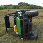 Czterokołowiec przewrócił się na łące. W środku były trzy dziewczynki