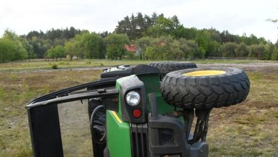 Czterokołowiec przewrócił się na łące. W środku były trzy dziewczynki