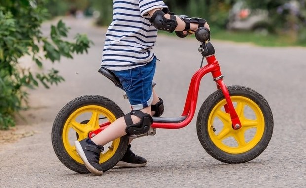 Czterolatek sam na ulicy. Pomogli mu policjanci