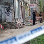 Cztery ciała w warszawskiej kamienicy. Jest areszt dla sześciu osób