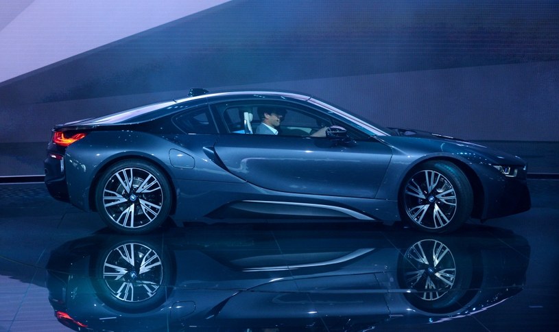 Cztery hybrydowe samochody sportowe BMW i8 zostaną wyposażone  w technologię Watson /AFP