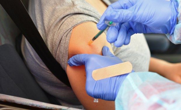 Cztery kolejne roczniki mogą się zapisywać na szczepienie przeciw Covid-19