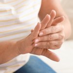 Cztery objawy, które mogą świadczyć o osteoporozie. Nikt nie wiąże ich z kośćmi 