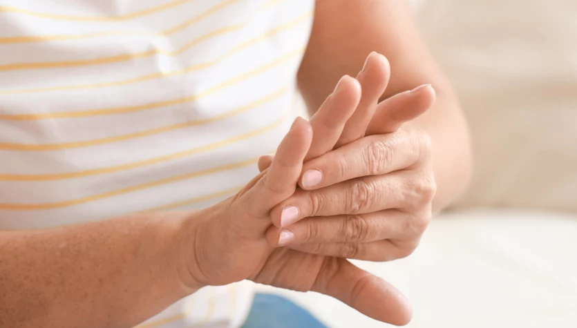 Cztery objawy, które mogą świadczyć o osteoporozie. Nikt nie wiąże ich z kośćmi 