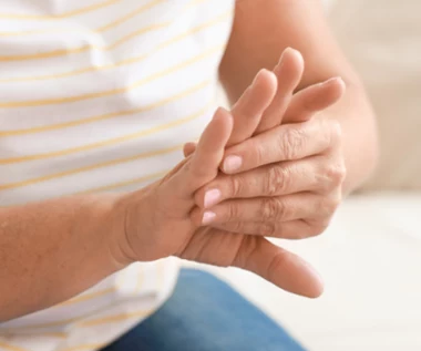 Cztery objawy, które mogą świadczyć o osteoporozie. Nikt nie wiąże ich z kośćmi 
