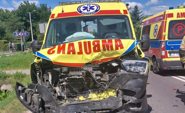 Cztery osoby ranne po zderzeniu karetki z autem