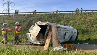 Cztery osoby ranne w zderzeniu busa z samochodem osobowym na A4