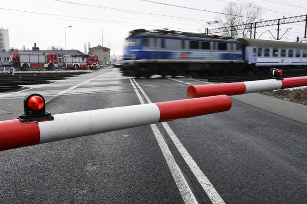 Wielkopolska: Cztery osoby ranne w wypadku na przejeździe kolejowym
