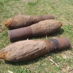 Cztery rakiety z wyrzutnią znalezione pod szopą