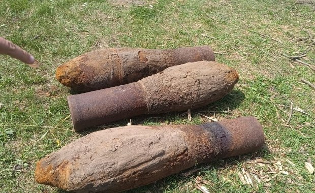 Cztery rakiety z wyrzutnią znalezione pod szopą