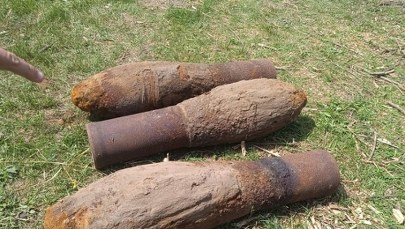 Cztery rakiety z wyrzutnią znalezione pod szopą