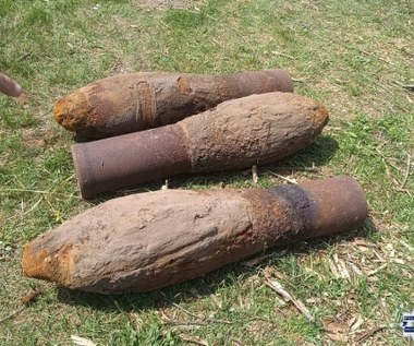 Cztery rakiety z wyrzutnią znalezione pod szopą