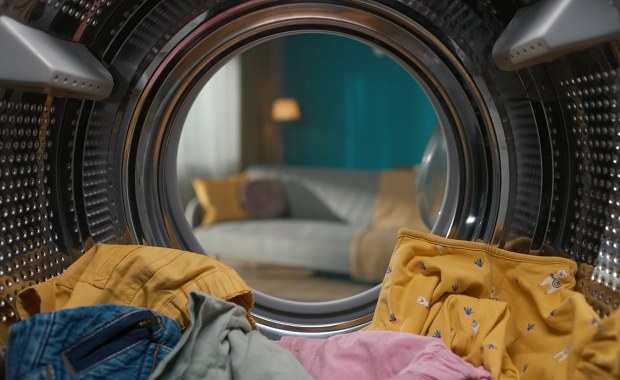 Cztery rzeczy, które pierzesz za rzadko. Sprawdź, co powinno trafić do pralki!