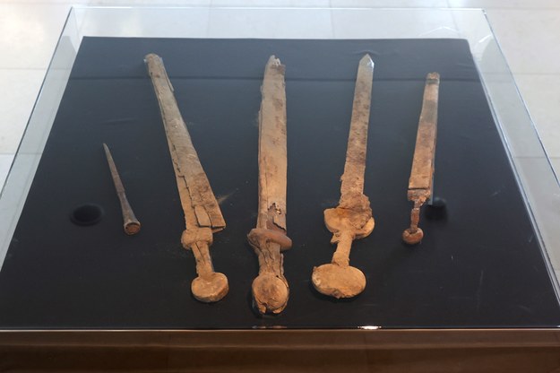 Cztery rzymskie miecze /ABIR SULTAN /PAP/EPA