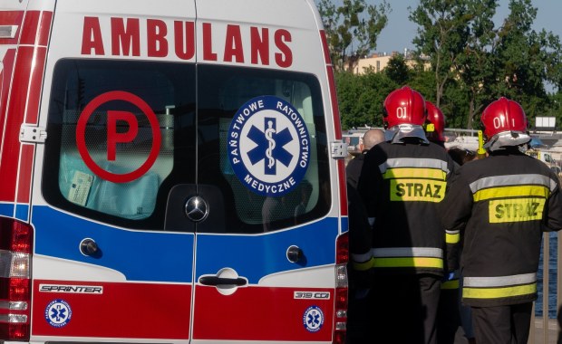 Cztery samochody zderzyły się na przejeździe kolejowym. Jedna osoba nie żyje