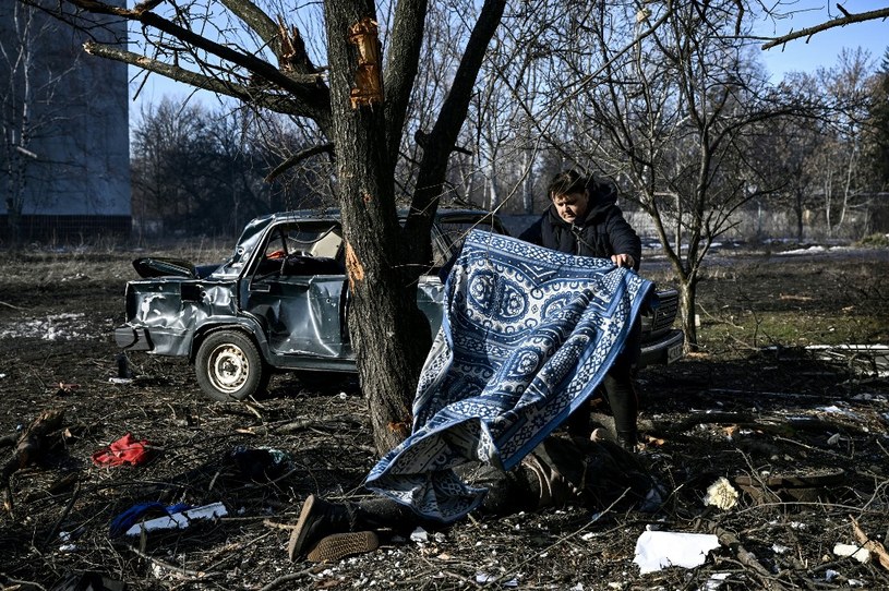 Czhujiw near Kharkiv.  Carpet covering the body of a person killed in a bomb attack / Aris Machinis / AFP