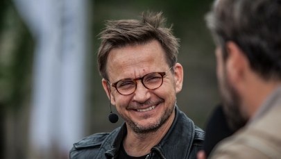 "Czuję, że Polacy są bardzo dowcipnym narodem". Bartłomiej Topa w RMF FM o serialu "1670"