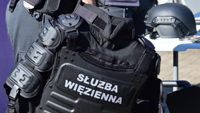 "Czujemy się oszukani".  Funkcjonariusze Służby Więziennej wściekli na rząd