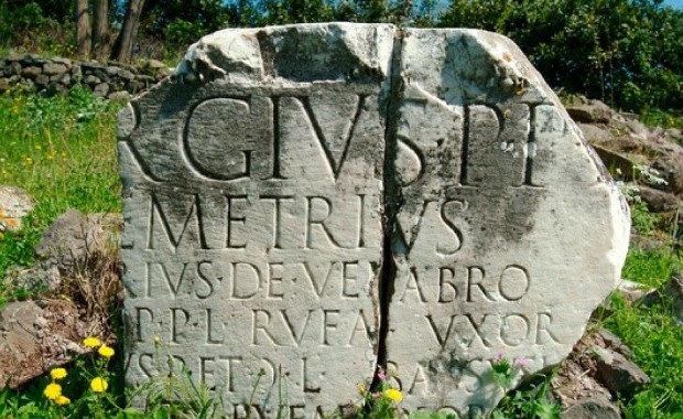 Czujne archeolożki zauważyły niezwykłą rzecz na ulicy