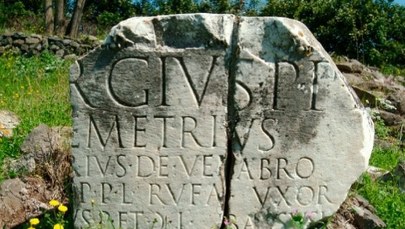 Czujne archeolożki zauważyły niezwykłą rzecz na ulicy