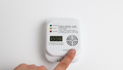 Czujnik czadu zadziałał. Mężczyzna wyjął z urządzenia baterie    